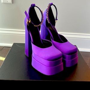 Beautiful Versace platform pumps 39 sold out